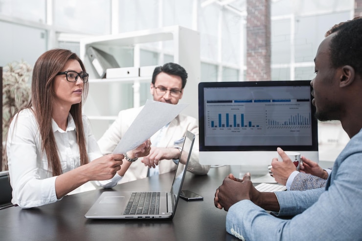 Table de travail avec statuts et plans