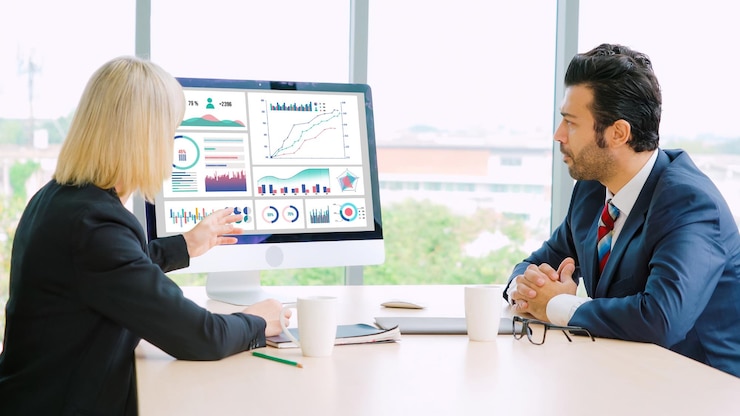 Table de travail avec statuts et plans