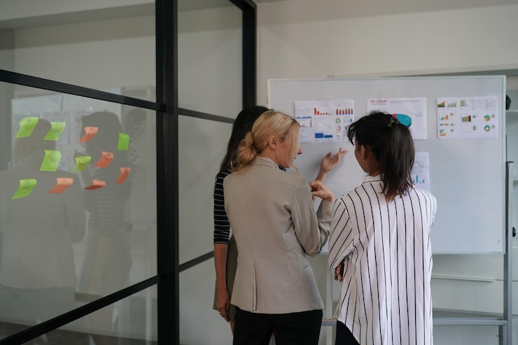 Table de travail avec statuts et plans